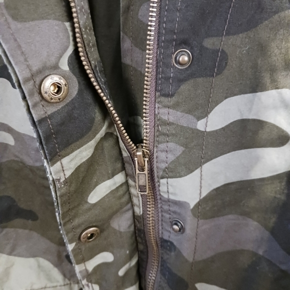 Love Tree Women's Cargo Jacket Camouflage Military Size Medium Green Zipper Up - Picture 3 of 11